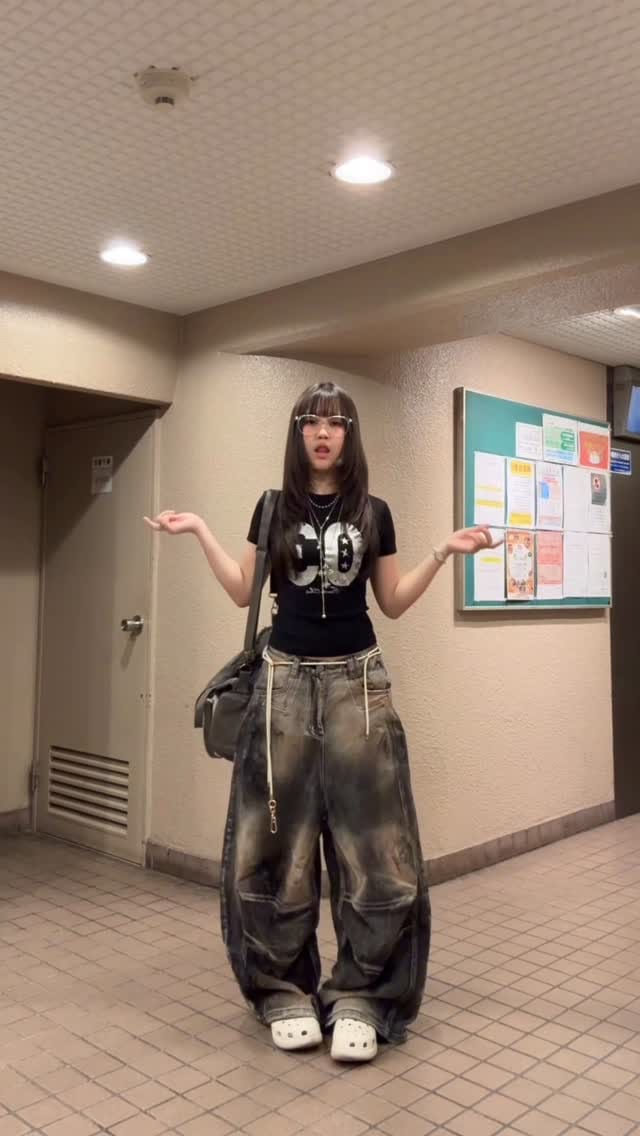 Baggy Jeans With a Fitted Turtleneck