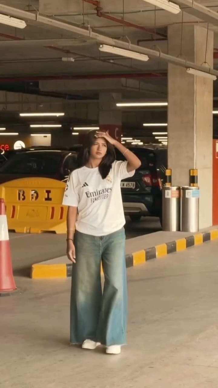 Baggy Jeans With a Fitted Crop Hoodie
