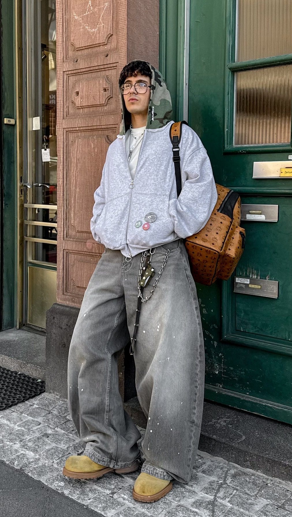 Smart Casual Look: Black Baggy Jeans and a Polo Shirt