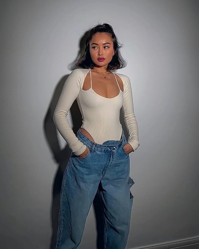 20 Baggy Jeans Outfits That Look Effortlessly Cool 10 Baggy Jeans with a Bodysuit