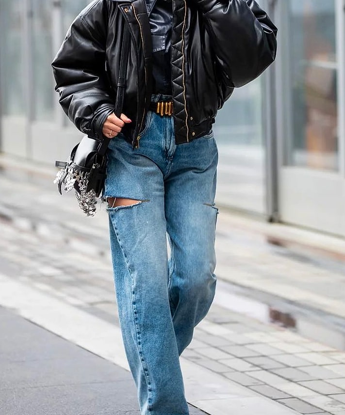 9 Baggy Jeans Outfit Ideas You'll Actually Want To Copy 8 Baggy Jeans With a Cropped Leather or Faux Leather Jacket