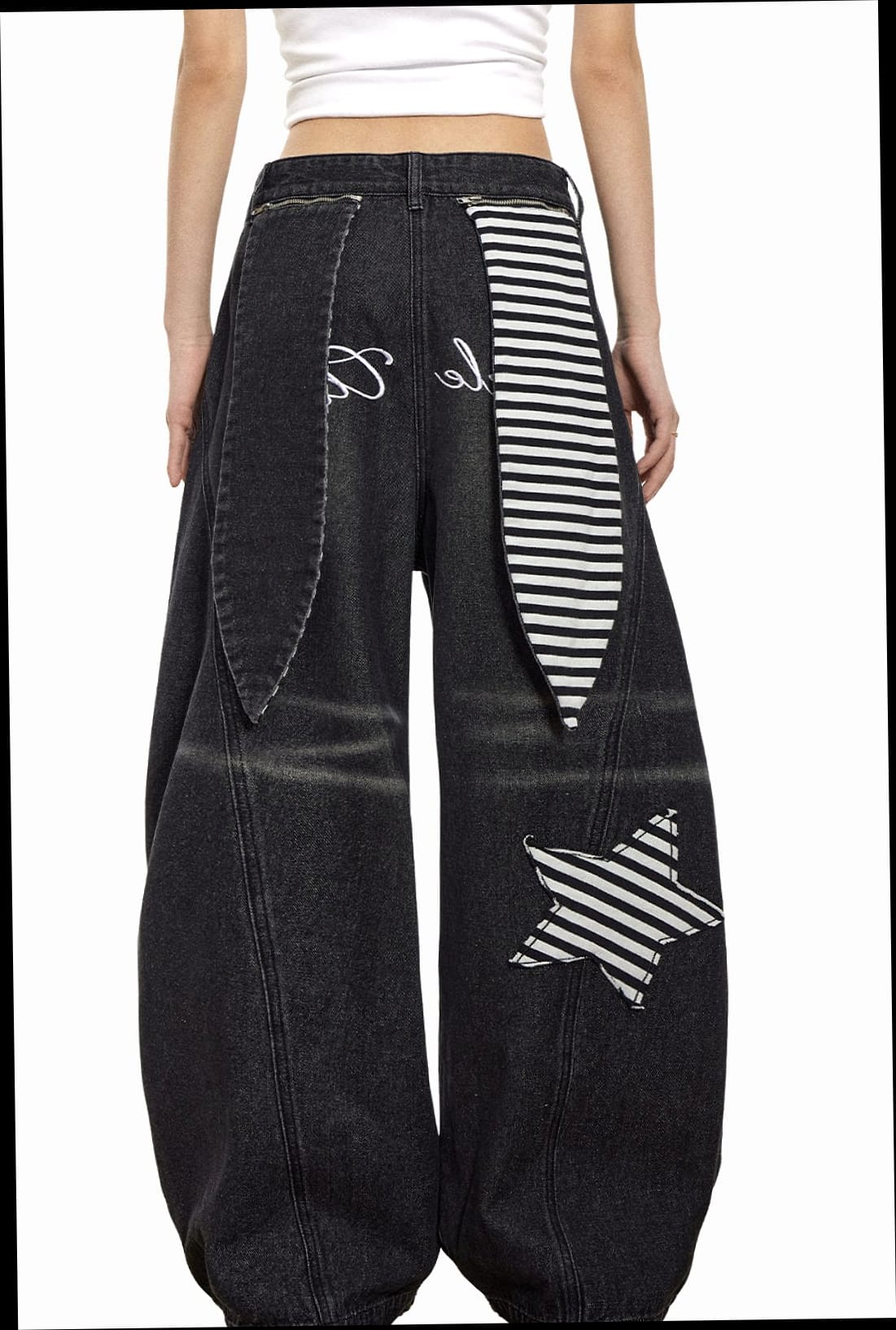 9 Baggy Jeans Outfit Ideas You'll Actually Want To Copy 10 Baggy Jeans With a Striped or Graphic Tee and Statement Sneakers