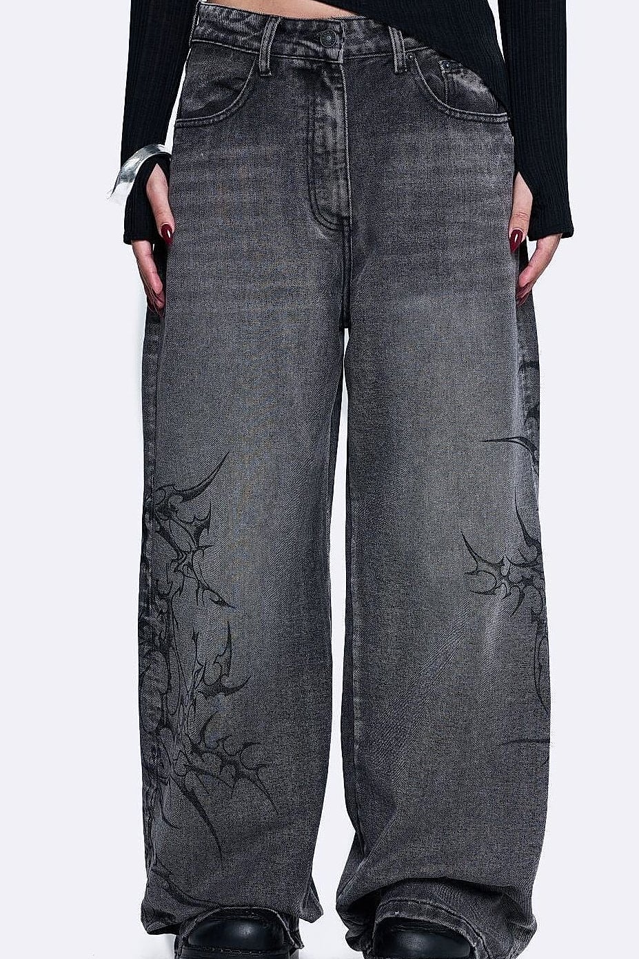 Grey Baggy Jeans Street Style Look with a Graphic Tee